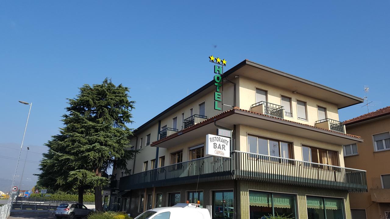 Hotel Dei Pini Medolago Ngoại thất bức ảnh